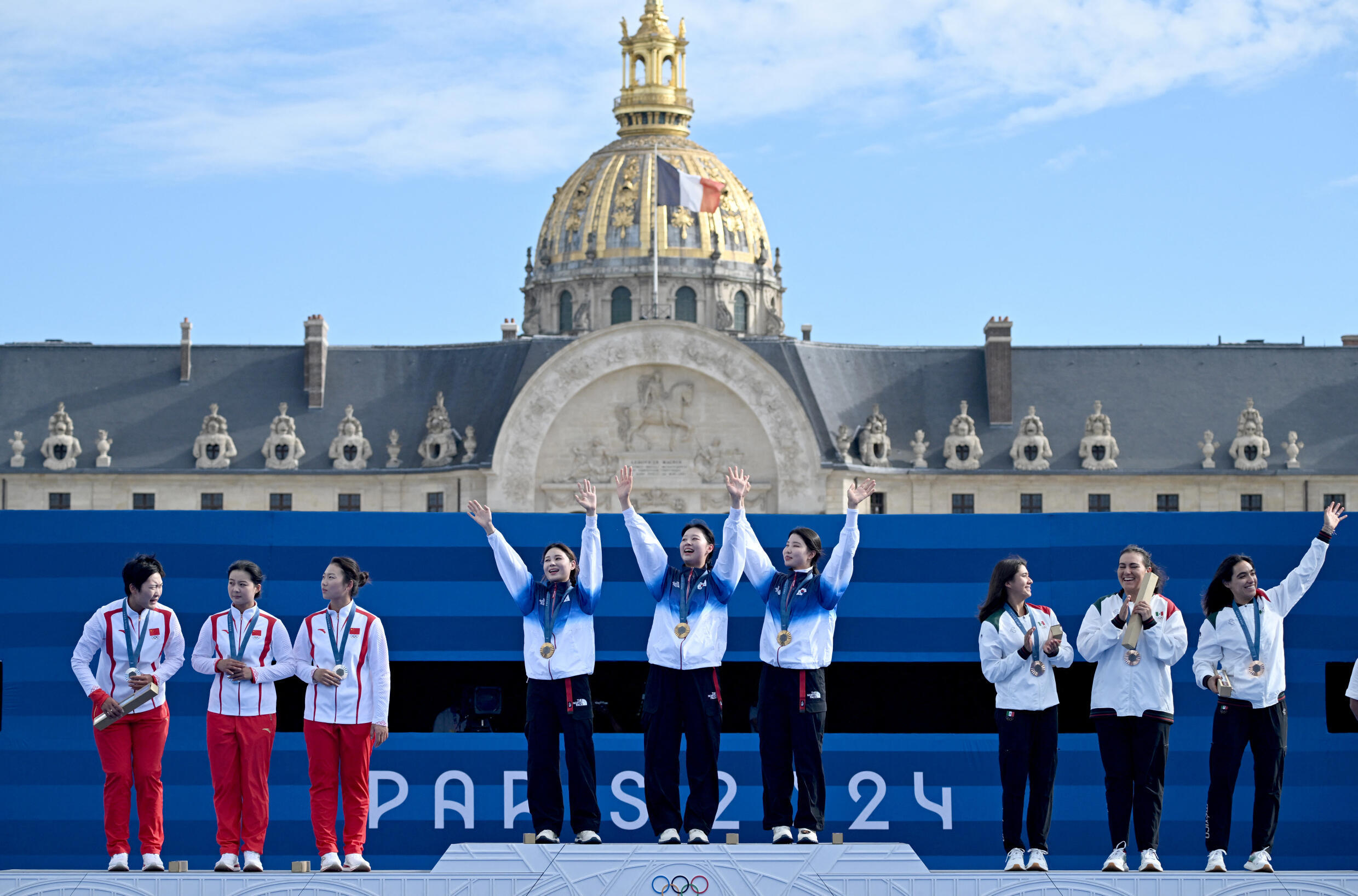Les épreuves de tir à l'arc des Jeux olympiques de Paris sont également organisées sur l'esplanade des Invalides. Les podiums, comme ici celui des médaillées féminines par équipe, ont été installés devant le dôme, le 28 juillet 2024.