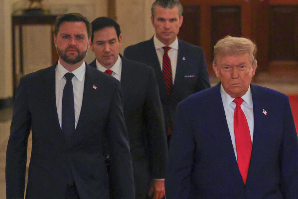 El presidente Donald Trump llega con el vicepresidente JD Vance, el secretario de Estado Marco Rubio y el secretario de Defensa Pete Hegseth para hablar desde la Sala Este de la Casa Blanca en Washington, el sábado 21 de junio de 2025, después de que el ejército estadounidense atacara tres sitios nucleares y militares iraníes, uniéndose directamente al esfuerzo de Israel para decapitar el programa nuclear del país.