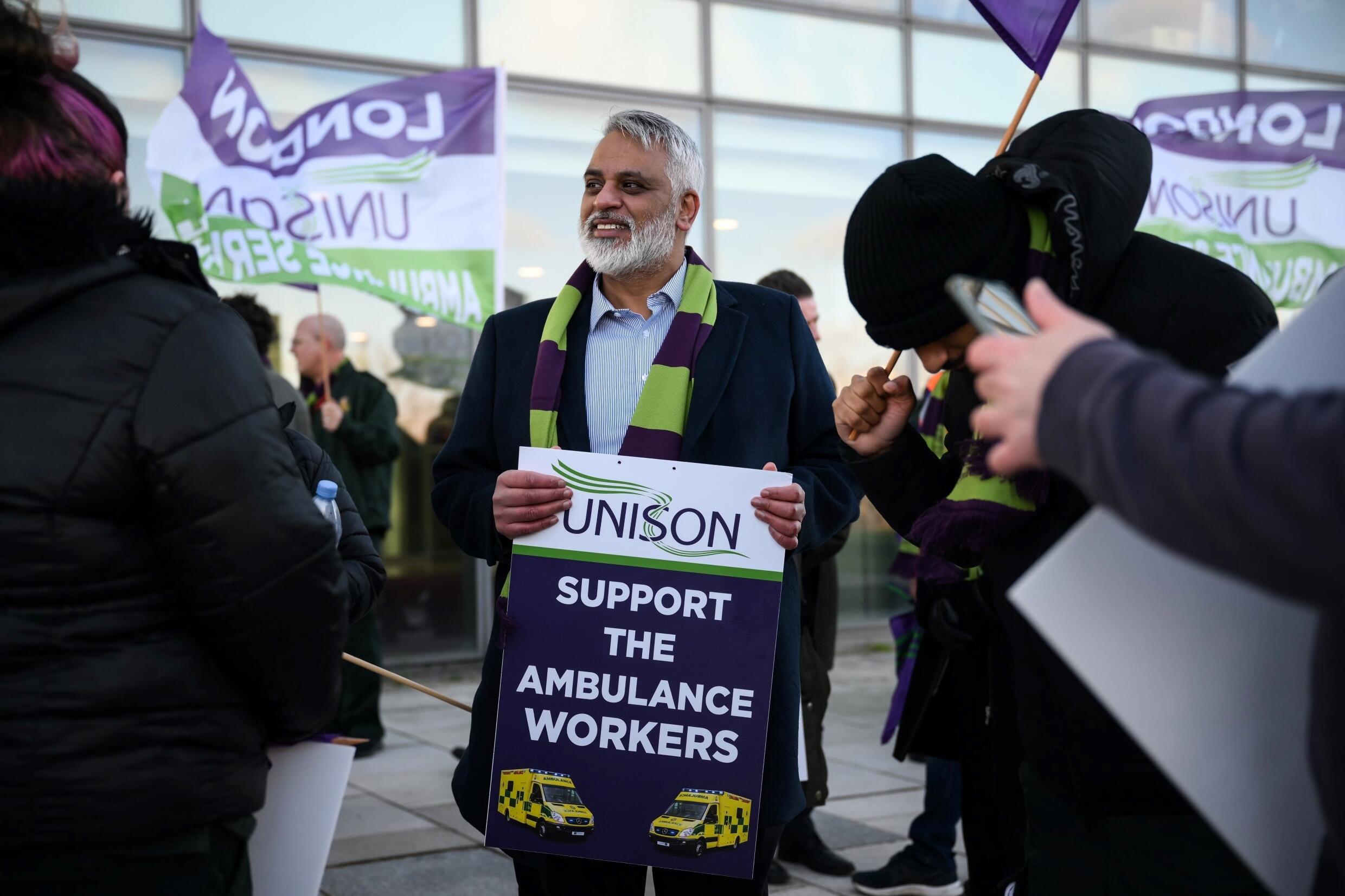 Nouvelle grève des ambulanciers au RoyaumeUni, sans sortie de crise à