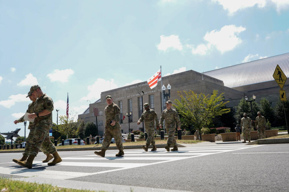 Personal militar estadounidense camina fuera del Arsenal de Washington D.C. tras el anuncio del presidente Donald Trump de desplegar la Guardia Nacional y federalizar el Departamento de Policía Metropolitana en Washington, D.C., EE. UU., el 12 de agosto de 2025. REUTERS/Elizabeth Frantz
