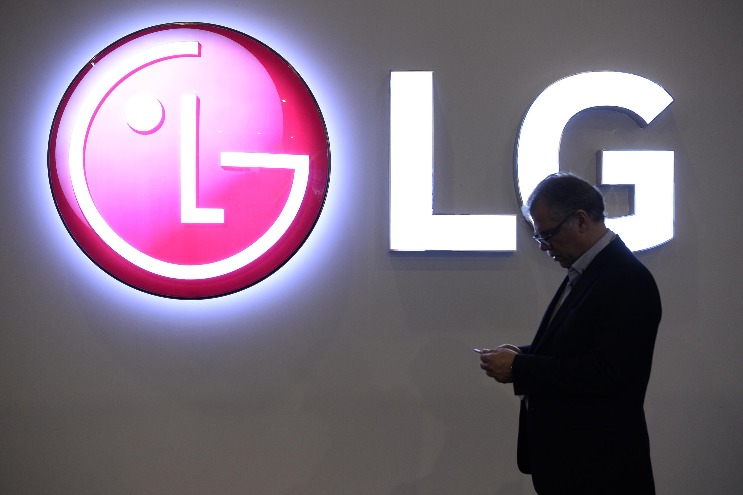 LG and Stellandis have agreed to form a $ 5 billion joint venture to build an electric vehicle battery plant in Windsor, Ontario.