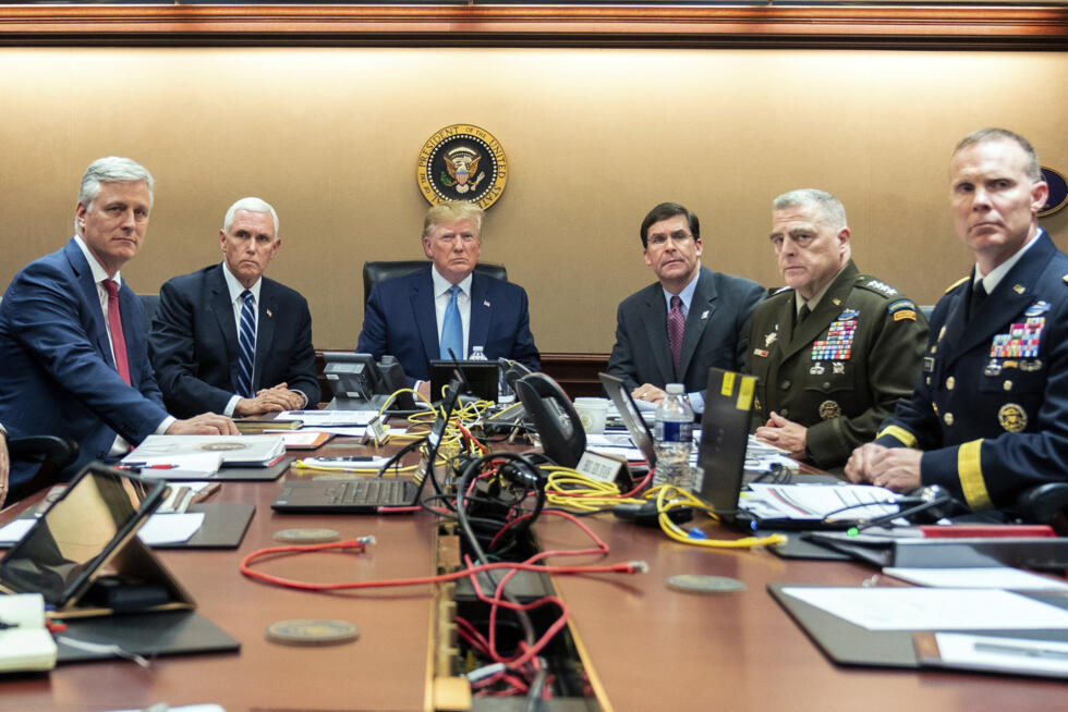 Sur cette photo fournie par la Maison Blanche, le président Donald Trump est entouré du conseiller à la sécurité nationale Robert O'Brien, du vice-président Mike Pence, du secrétaire à la Défense Mark Esper, du président des chefs d'état-major interarmées, le général Mark Milley et du général de brigade Marcus Evans, directeur adjoint des opérations spéciales de l'état-major interarmées, le samedi 26 octobre 2019, dans la salle de situation de la Maison Blanche à Washington, pour superviser le raid des forces d'opérations spéciales américaines qui a éliminé le chef de l'État islamique Abou Bakr al-Baghdadi.