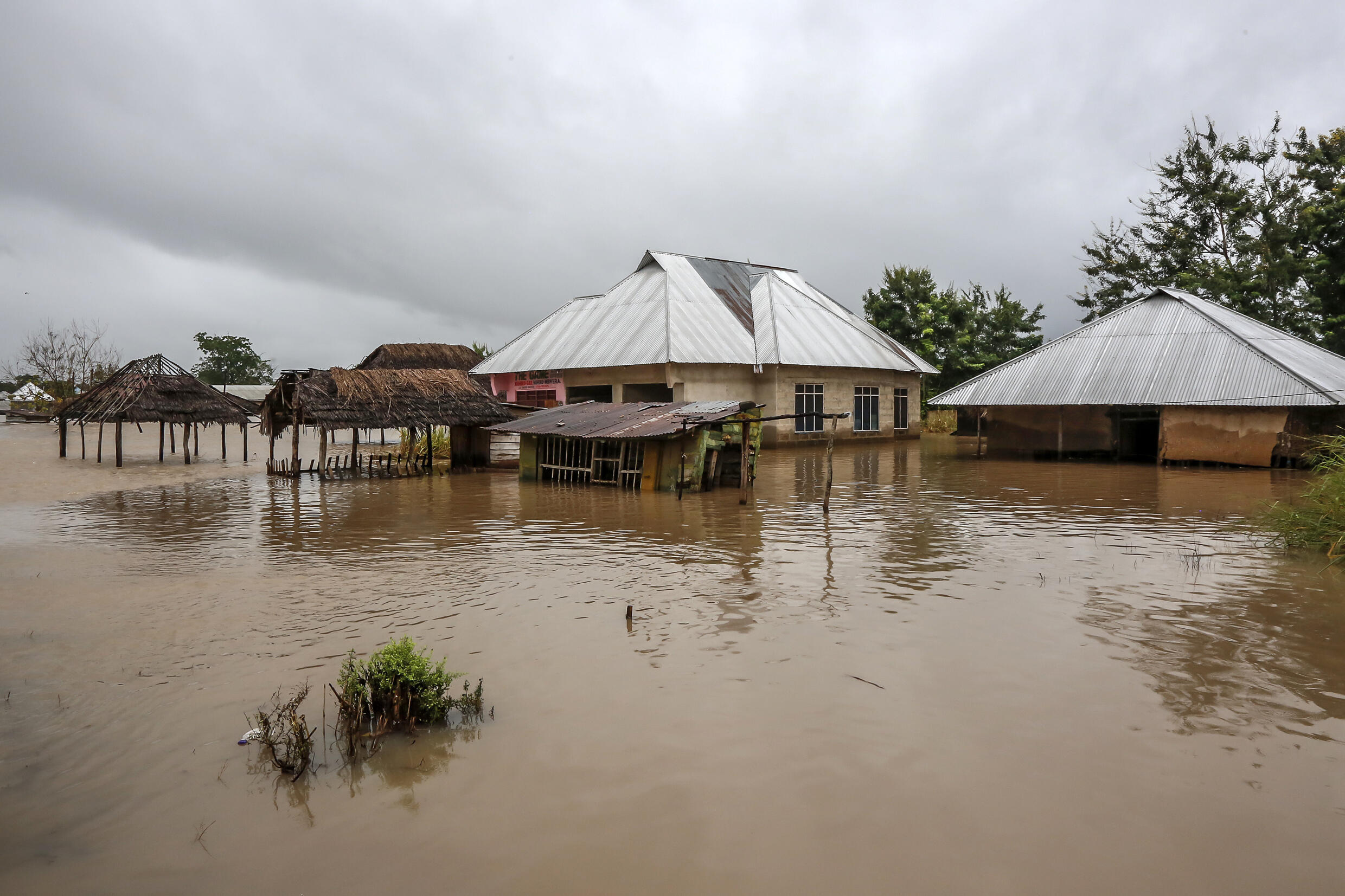 Des maisons sous l'eau dans une région sévèrement frappée par des inondations après des pluies torrentielles dans le village de Mohoro, en Tanzanie, le 17 avril 2024.