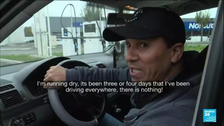 French government ready to intervene to lift refineries blockade