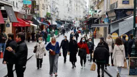 Des piétons masqués rue Montorgueil, 2 Νοεμβρίου 2020 στο Παρίσι