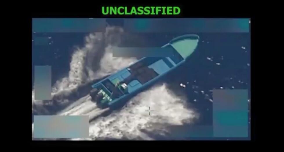 Archivo: captura de un video difundido por el secretario de Defensa de EE. UU., Pete Hegseth, quien aseguró que su país perpetró un nuevo ataque contra una presunta embarcación de narcotráfico. Los hechos informados el 22 de octubre de 2025 ocurrieron un día antes, según Washington.
