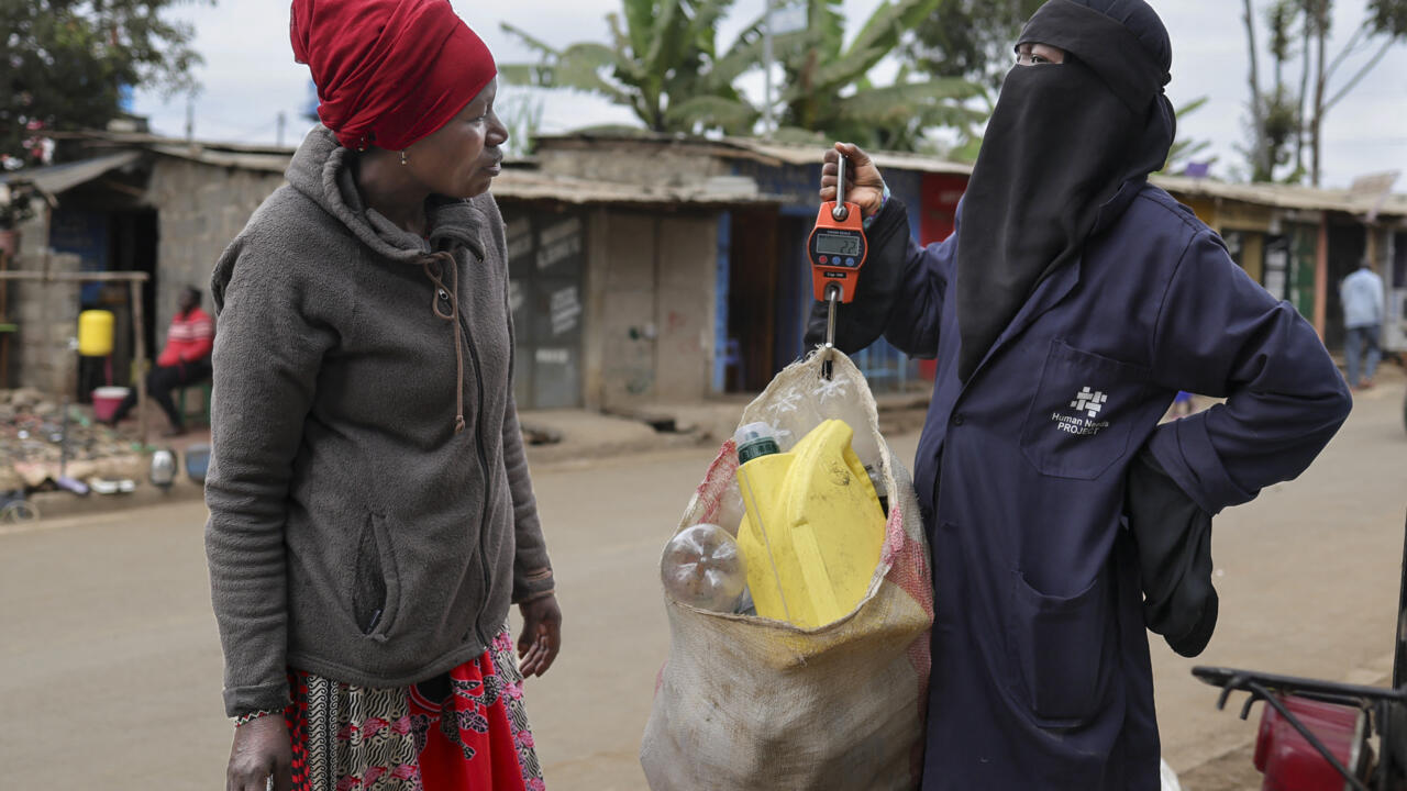 Kenya : dans le bidonville de Kibera, des déchets plastiques contre un accès aux sanitaires