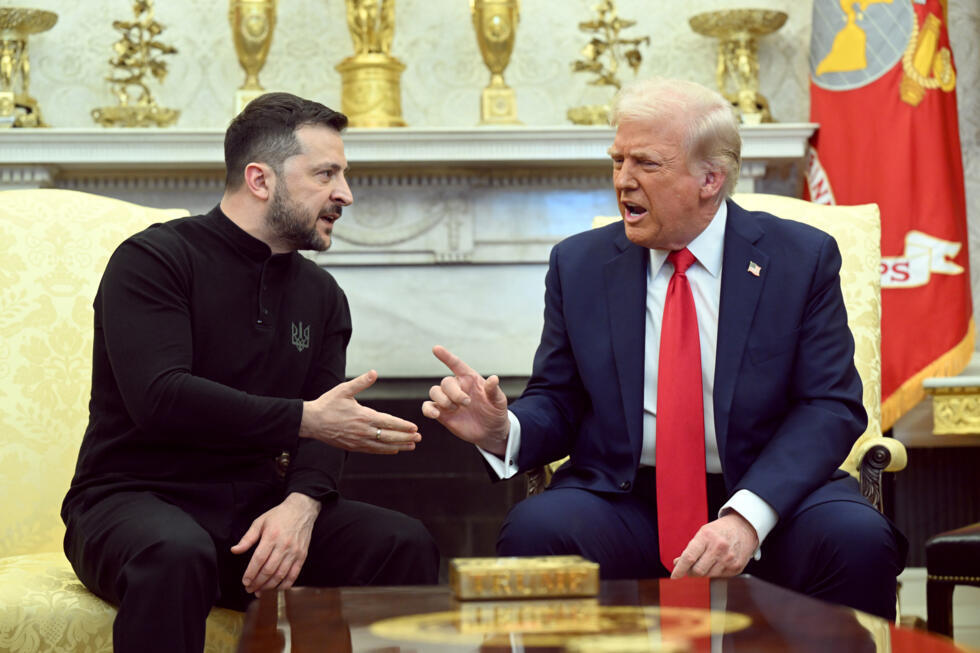 Le président américain Donald Trump (D) lors d'un échange virulent avec le président ukrainien Volodymyr Zelensky dans le Bureau ovale de la Maison Blanche, à Washington, le 28 février 2025