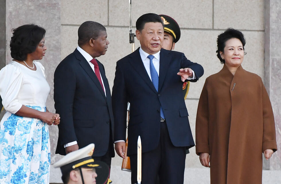 El presidente de Angola, Joao Lourenco (2º izda), y su esposa, Ana Dias Lourenco (izda), charlan con el presidente chino, Xi Jinping (2º dcha), y su esposa, Peng Liyuan (dcha), tras una ceremonia de bienvenida frente al Gran Salón del Pueblo en Pekín, el 9 de octubre de 2018. Lourenco se encuentra de visita de Estado en China.