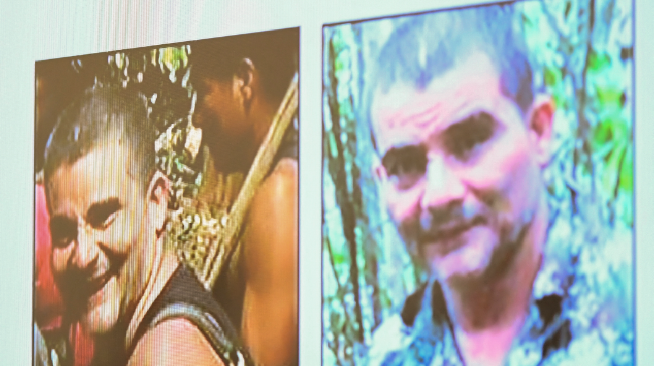 Vista de una pantalla que muestra fotos del comandante disidente de las FARC Néstor Vera, alias Iván Mordisco, distribuidas por el Ministerio de Defensa colombiano.