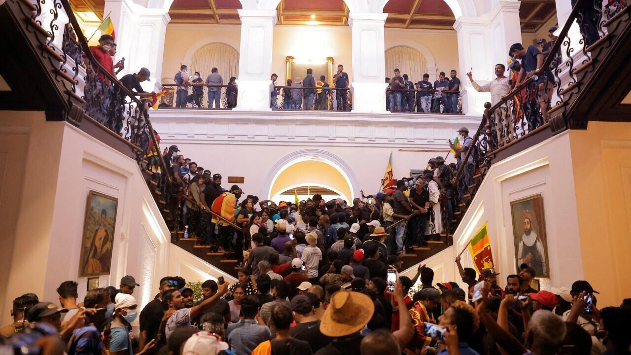 Miles irrumpen la residencia oficial del presidente de Sri Lanka, en medio de meses de crecientes protestas por la peor crisis económica del país en siete décadas. En Colombio, Sri Lanka, el 9 de julio de 2022.