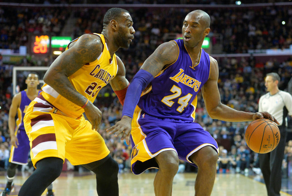 Kobe Bryant face à LeBron James, le 10 février 2016 à Cleveland.