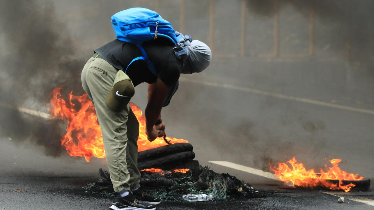 Un manifestante bloquea una calle en Tegucigalpa en protesta contra el proceso electoral que se llevó a cabo el 30 de noviembre. 15 de diciembre de 2025.