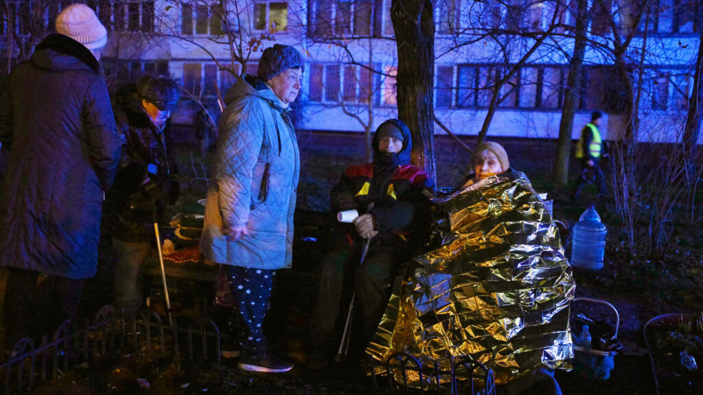 Ukraine : accélération diplomatique pour trouver une issue à la guerre, frappes russes sur Kiev