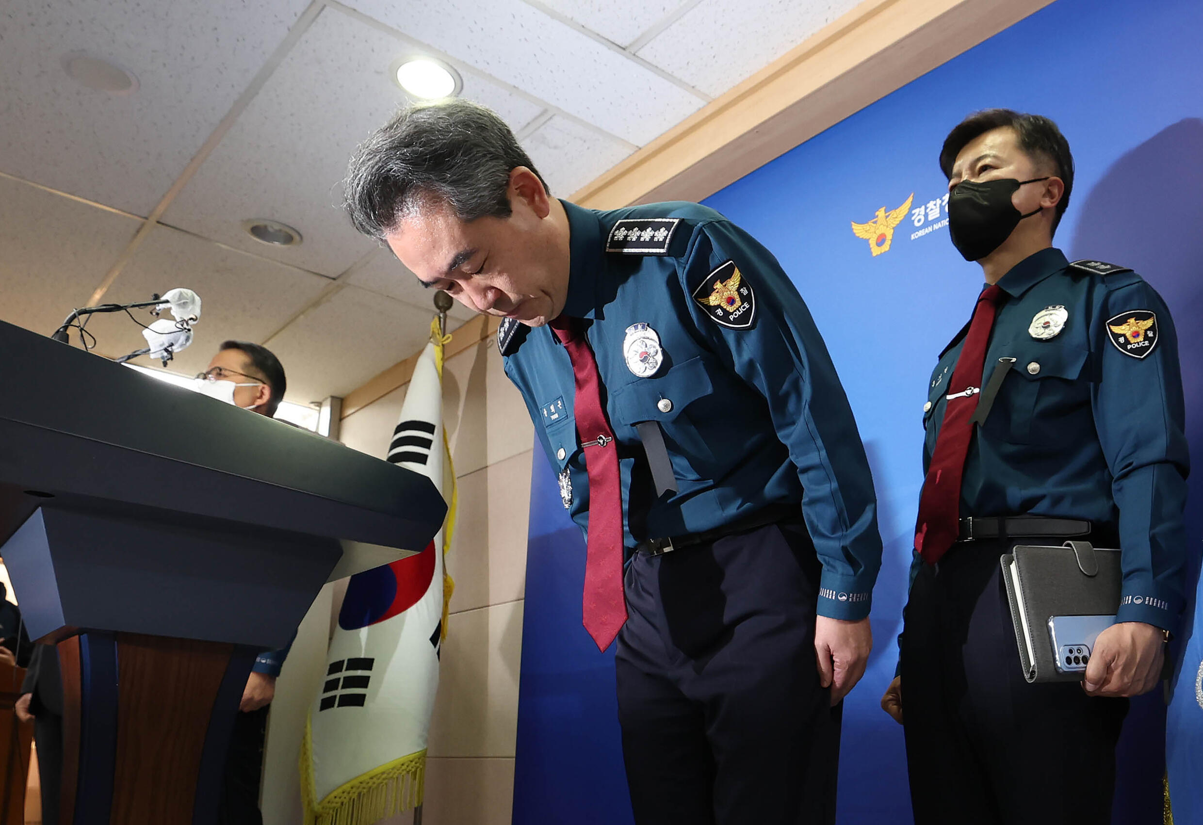 Le chef de la police nationale, Yoon Hee-kyun, a admis que les agents n'avaient pas répondu de manière adéquate aux nombreux appels des citoyens avertissant du danger.