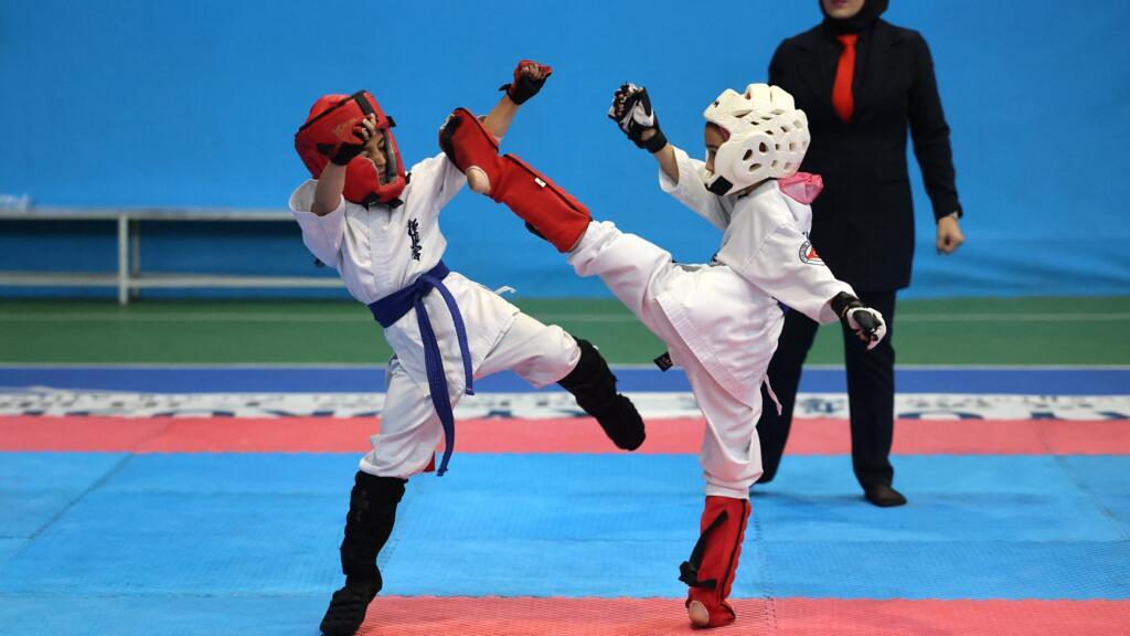 L'instant + : en Iran, les filles se tournent vers le karaté pour s'affirmer en société