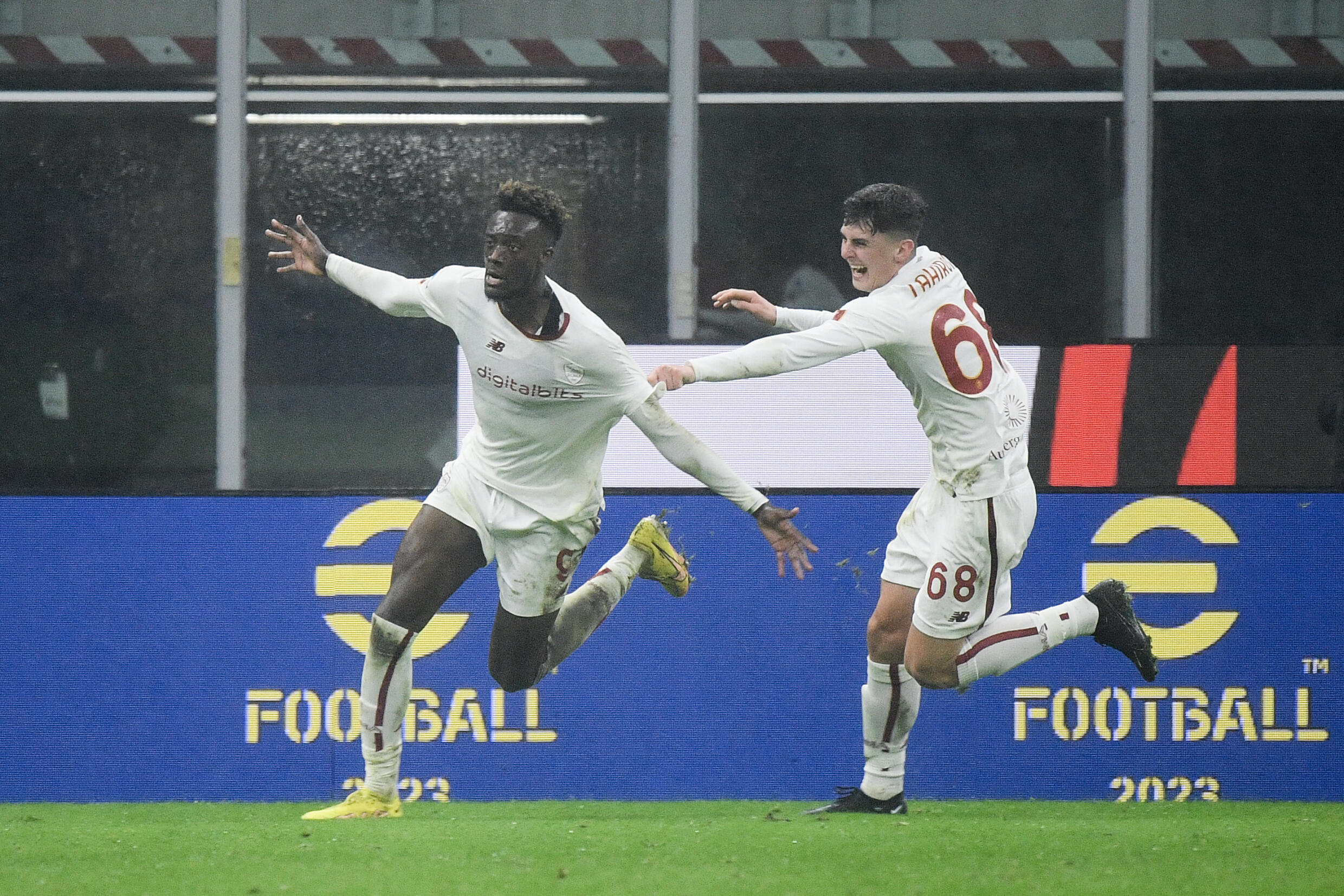 Tammy Abraham felicité par Benjamin Tahirovic a offert l'égalisation à l'AS Roma sur la pelouse de l'AC Milan, l'8 gennaio 2023