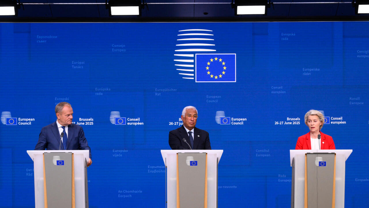 El presidente del Consejo Europeo, Antonio Costa (centro), la presidenta de la Comisión Europea, Ursula von der Leyen (derecha), y el primer ministro polaco, Donald Tusk, ofrecen una rueda de prensa tras las sesiones de trabajo del Consejo Europeo en Bruselas el 26 de junio de 2025. Los líderes de la UE se reunieron para debatir los retos geoeconómicos y la evolución de la situación en Ucrania y Oriente Medio.