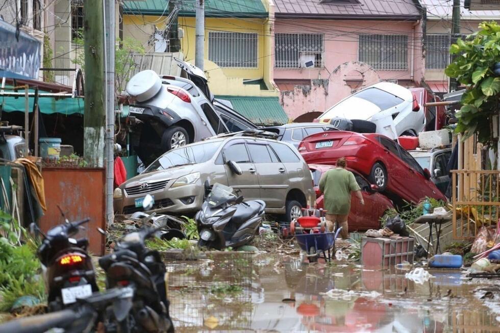 Vehículos amontonados tras las inundaciones provocadas por el tifón Kalmaegi en la ciudad de Cebú, Filipinas centrales, el martes 4 de noviembre de 2025.