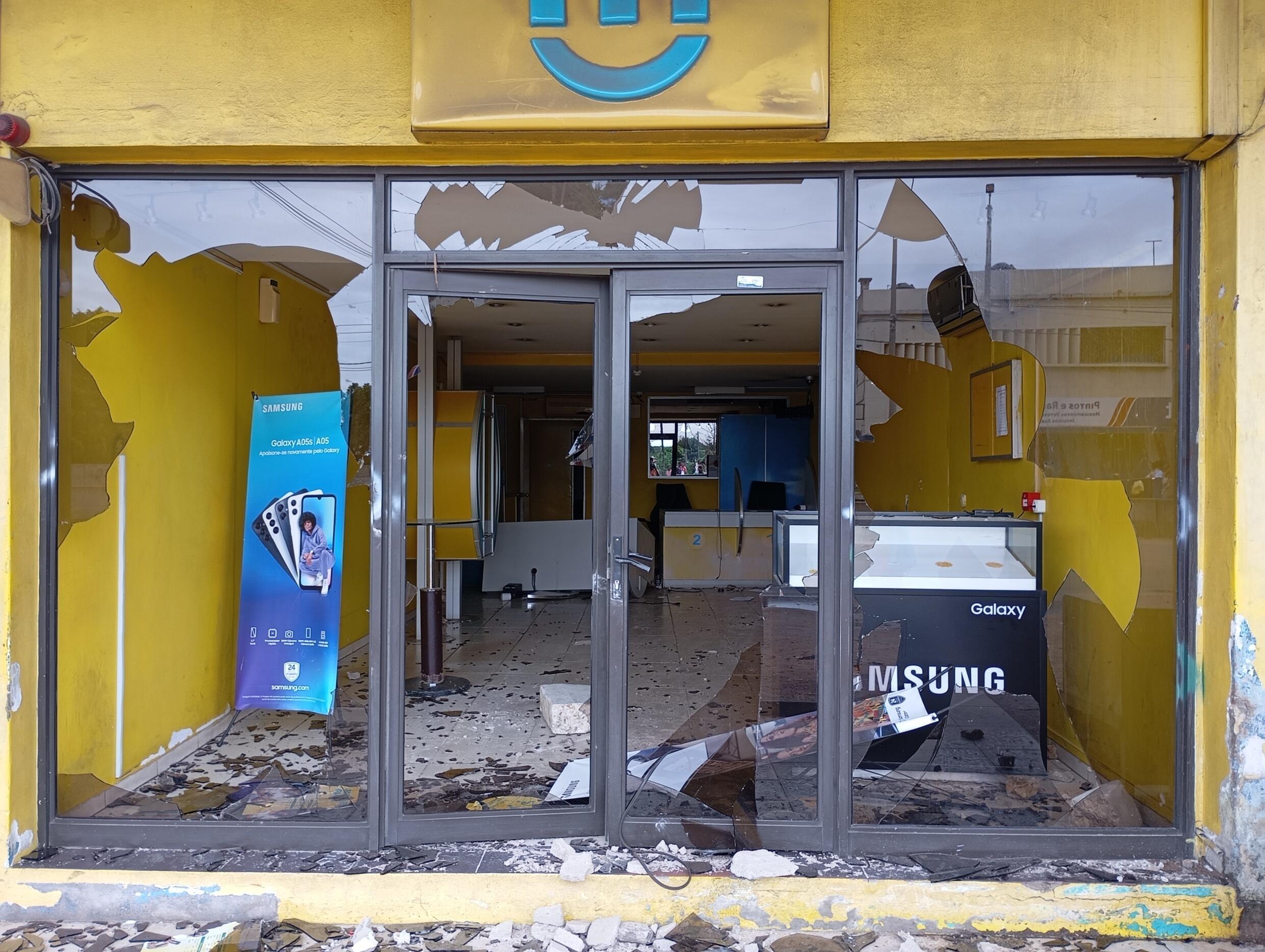Une vitrine endommagée à Maputo où des violences ont éclaté après la confirmation de la victoire électorale du parti au pouvoir, le 24 décembre 2024.
