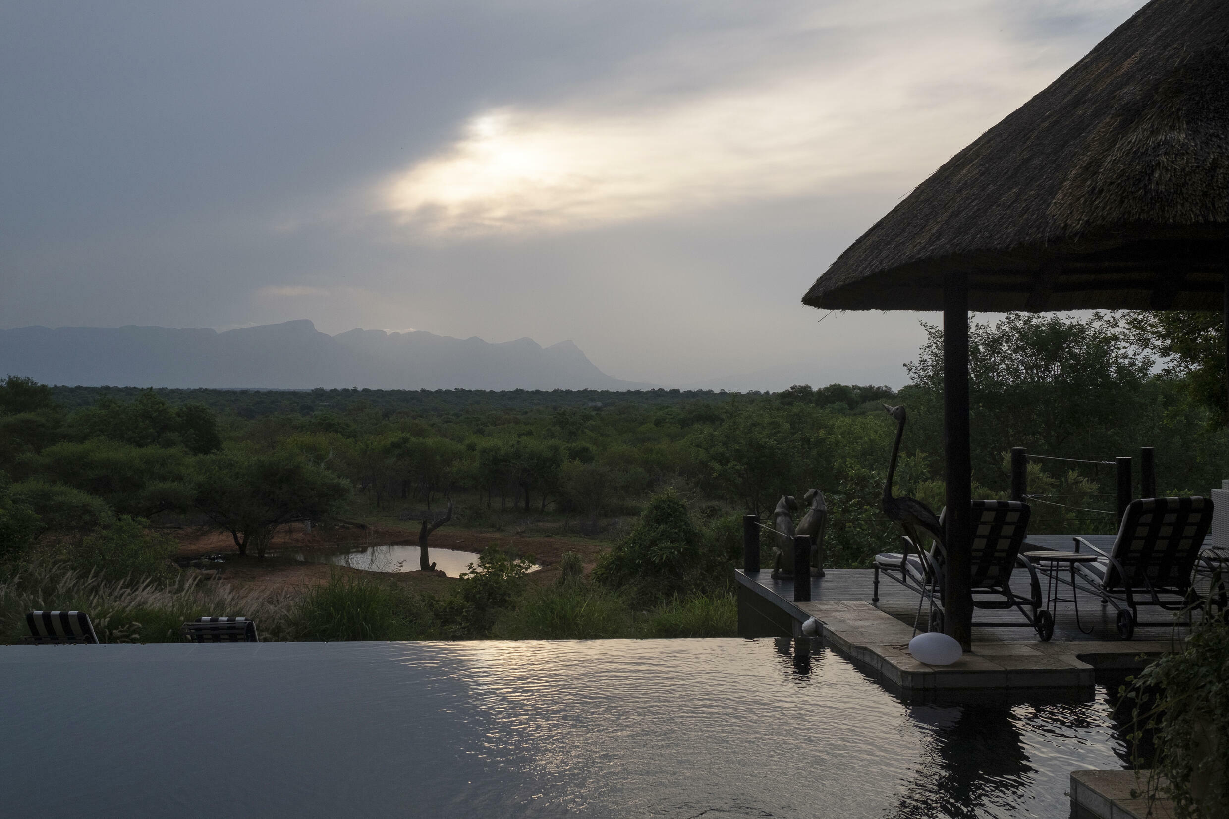 Las montañas Drakensberg, vistas desde el hotel Khaya Ndlovu Manor House, en Hoedspruit (Sudáfrica), el 1 de diciembre de 2021