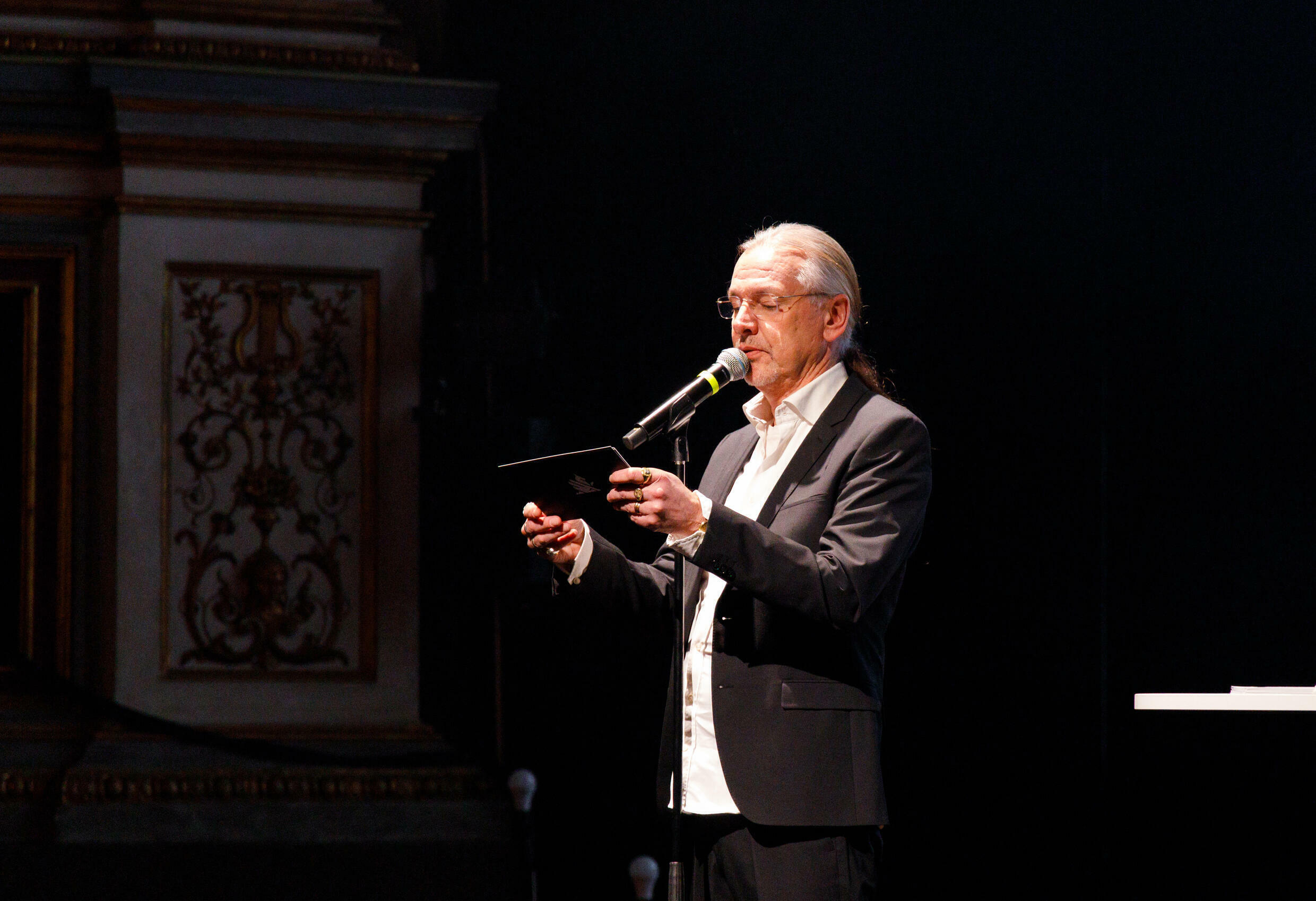 Hypnose Frederick disponible en action