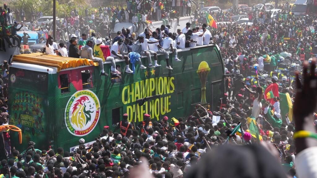 استقبال رسمي ومسيرة شعبية في داكار احتفالا بتتويج منتخب السنغال بلقب كأس الأمم الأفريقية