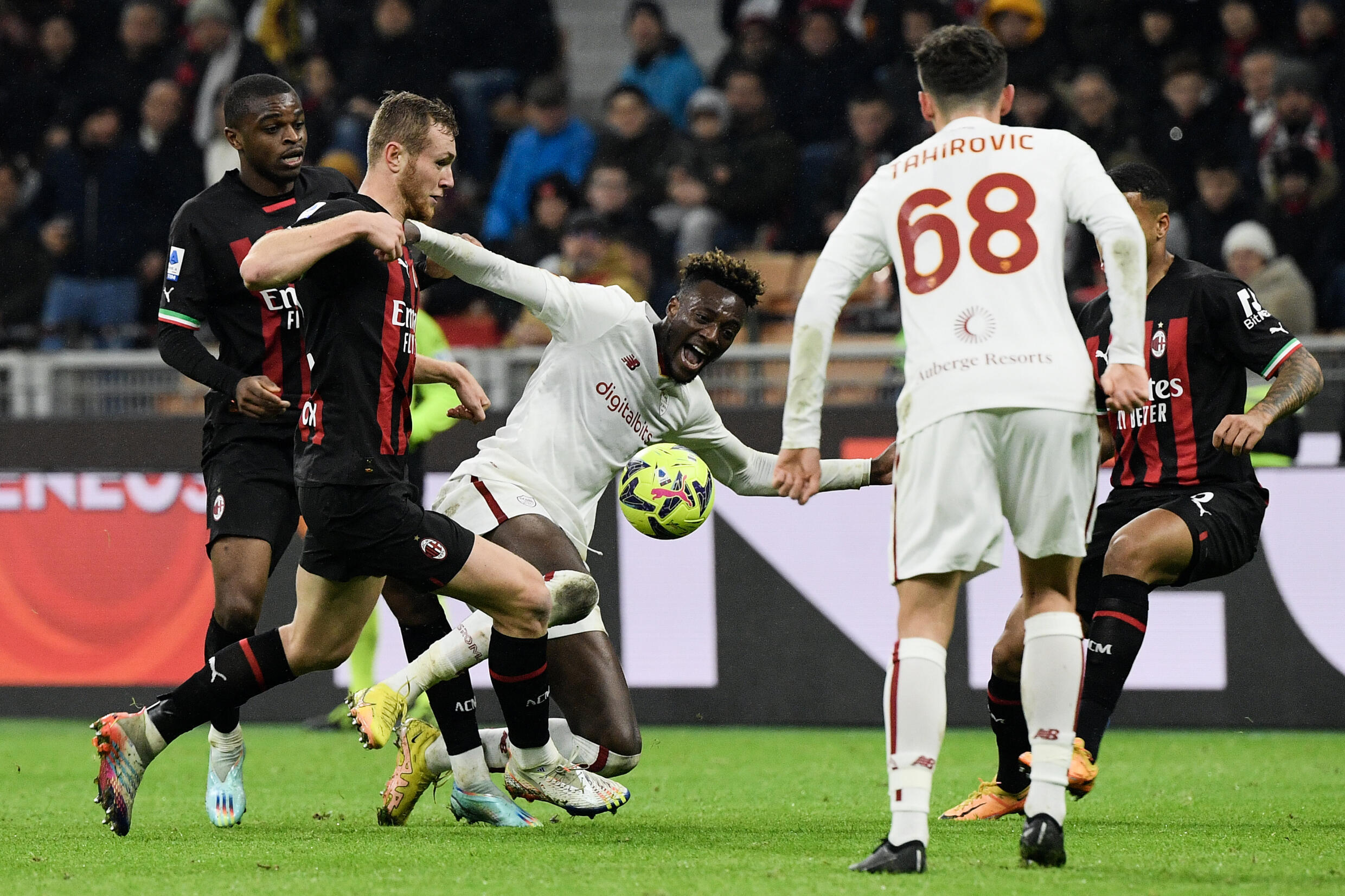 L'AC Milan di Tommaso Pobega è stato accostato all'AS Roma di Tammy Abraham (al centro) nella disputa della Serie A a San Siro, l'8 gennaio 2023