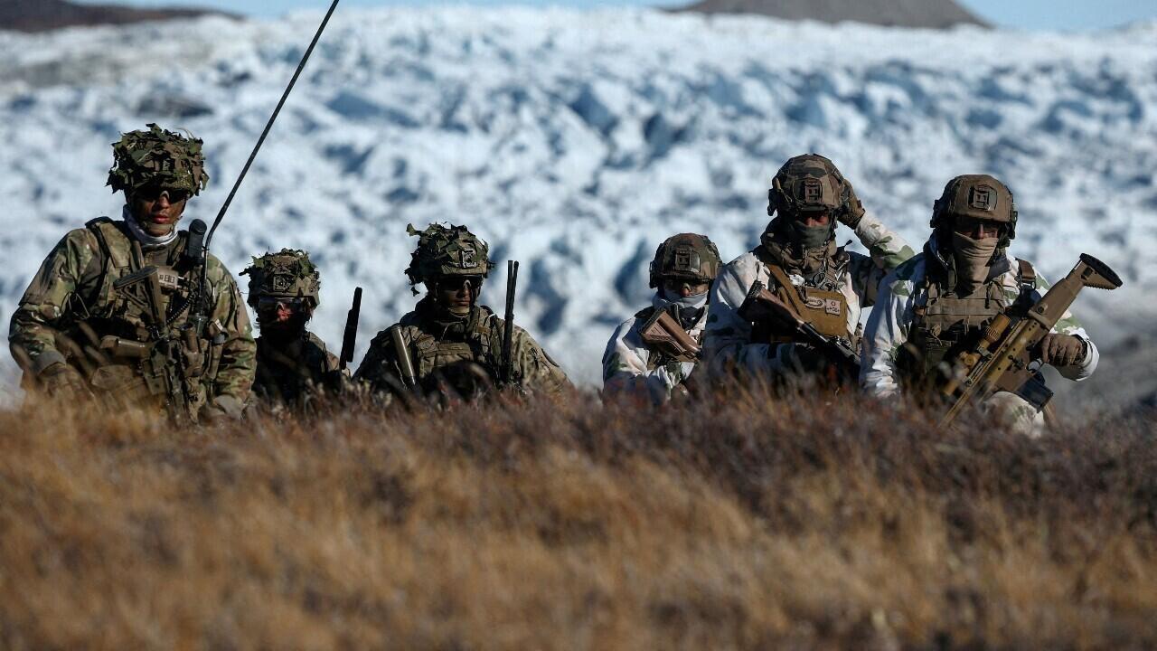 Archivo: las tropas danesas practican la búsqueda de amenazas potenciales durante un ejercicio militar mientras las unidades de la guardia nacional danesa, sueca y noruega, junto con tropas danesas, alemanas y francesas, participan en ejercicios militares conjuntos en Kangerlussuaq, Groenlandia, el 17 de septiembre de 2025.