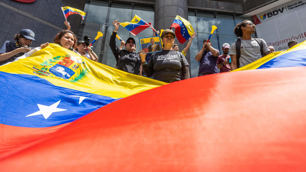 Ciudadanos asisten a una manifestación de apoyo al candidato a la Presidencia de Venezuela Edmundo González Urrutia en Caracas (Venezuela).