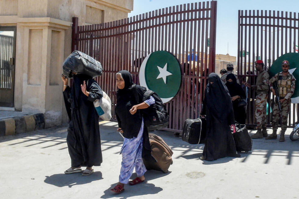 Pakistani pilgrims crossing the border