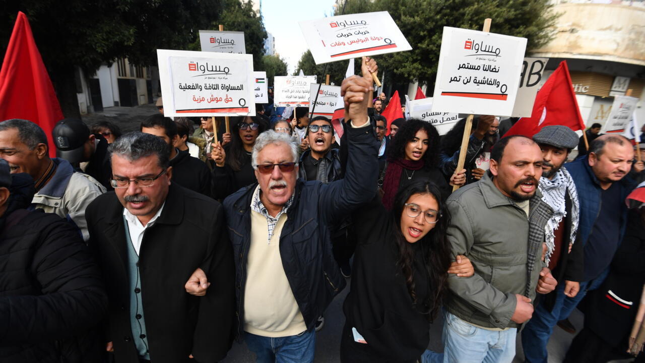 تونس: بدء محاكمة مسؤولين بجمعية بتهم مساعدة مهاجرين وسط انتقادات حقوقية