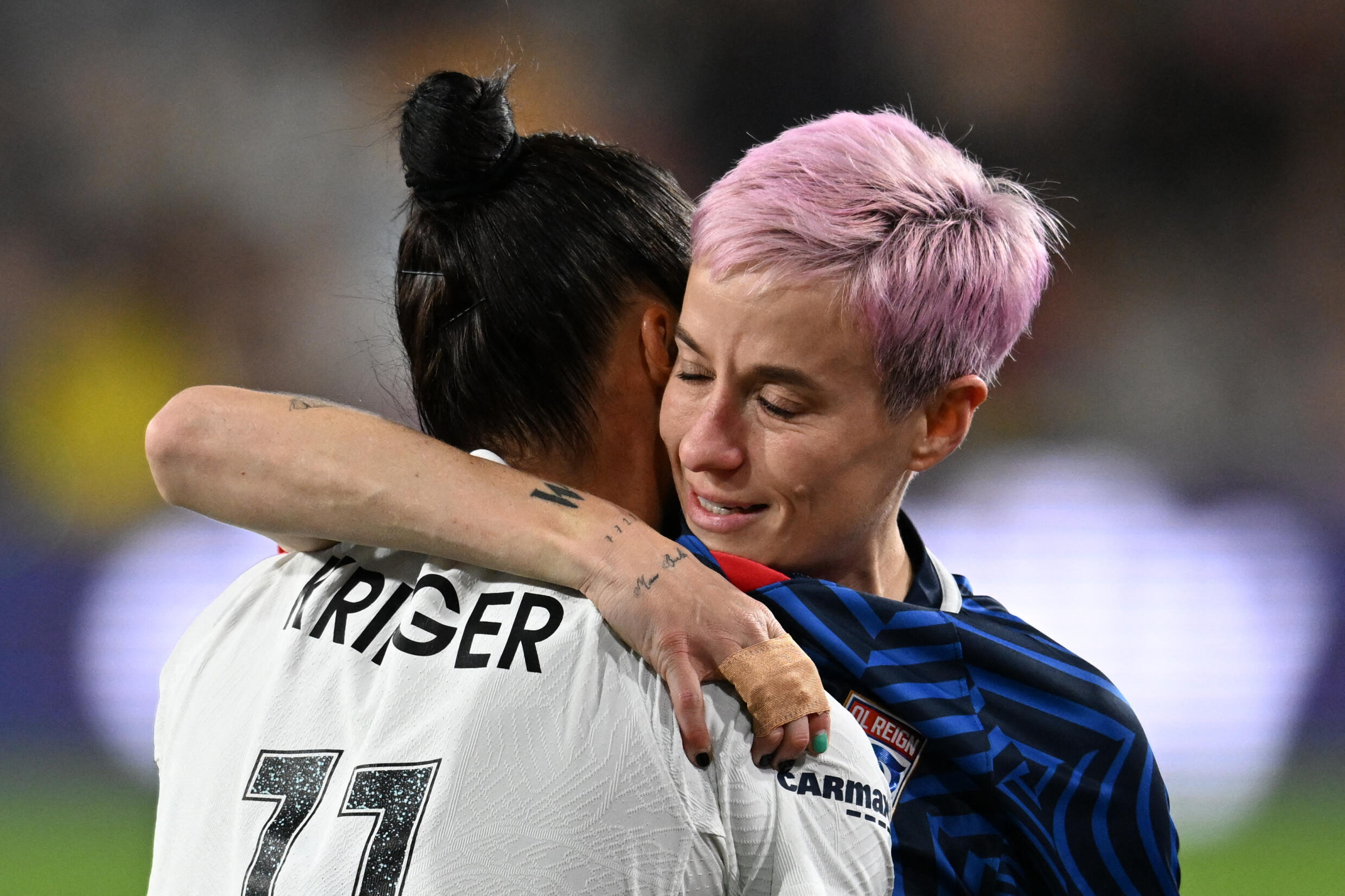 Megan Rapinoe est sortie boîtant à la 6e minute ovationnée par le public de San Diego (Californie) et enlacée par la capitaine du NY/NJ Gotham FC Ali Krieger, autre figure du foot US qui disputait sa dernière rencontre samedi.