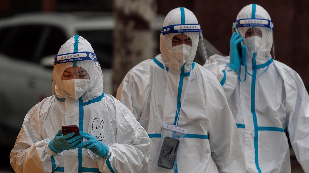 Shanghái empieza a flexibilizar las estrictas medidas anti-Covid-19 2 Desde el inicio del confinamiento, en marzo, Shanghai registró 400.000 infecciones y 17 fallecimientos.