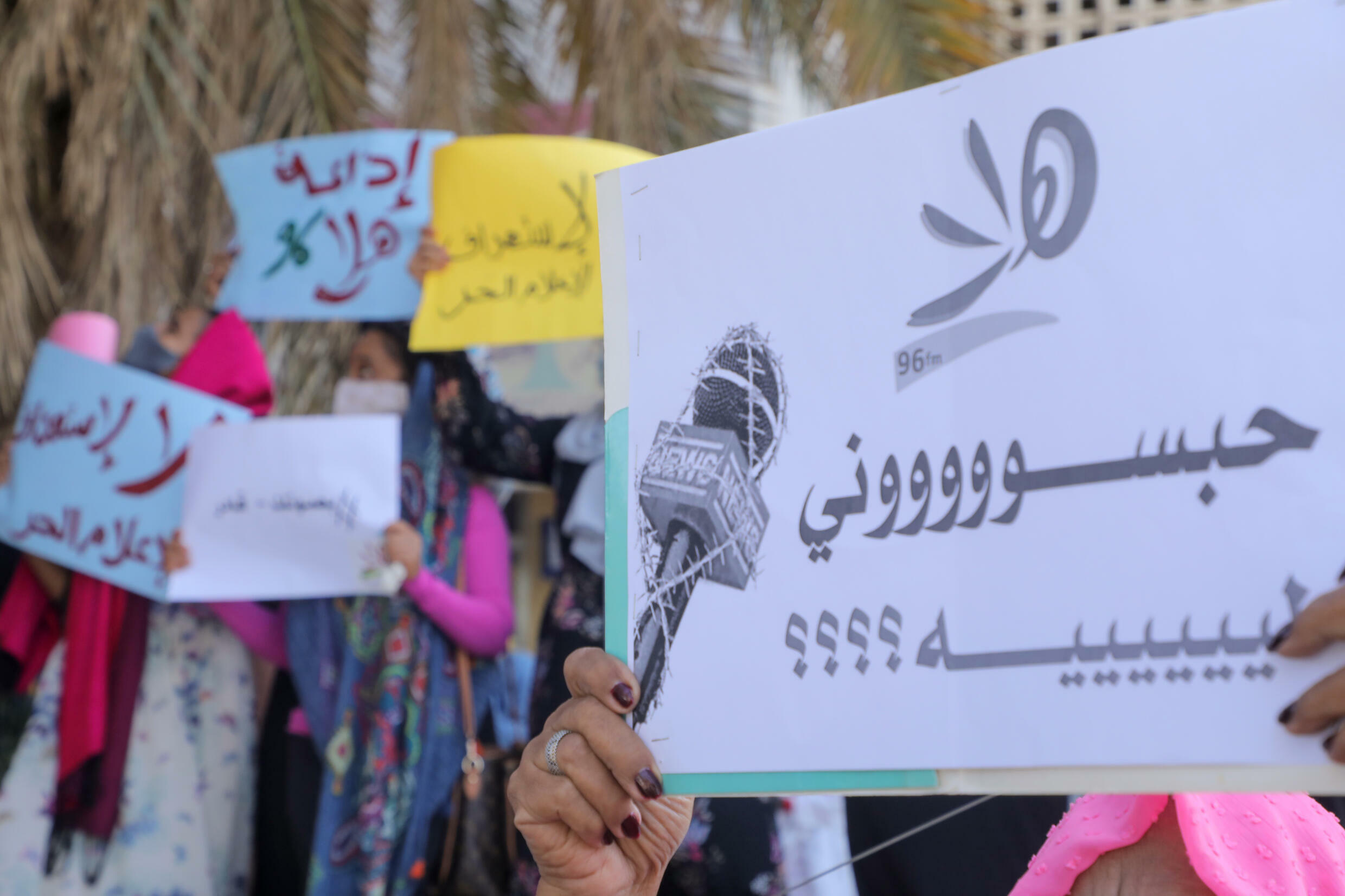 تجمع الصحفيون السودانيون أمامه "96 أكثر" مقر الاذاعة بالعاصمة الخرطوم