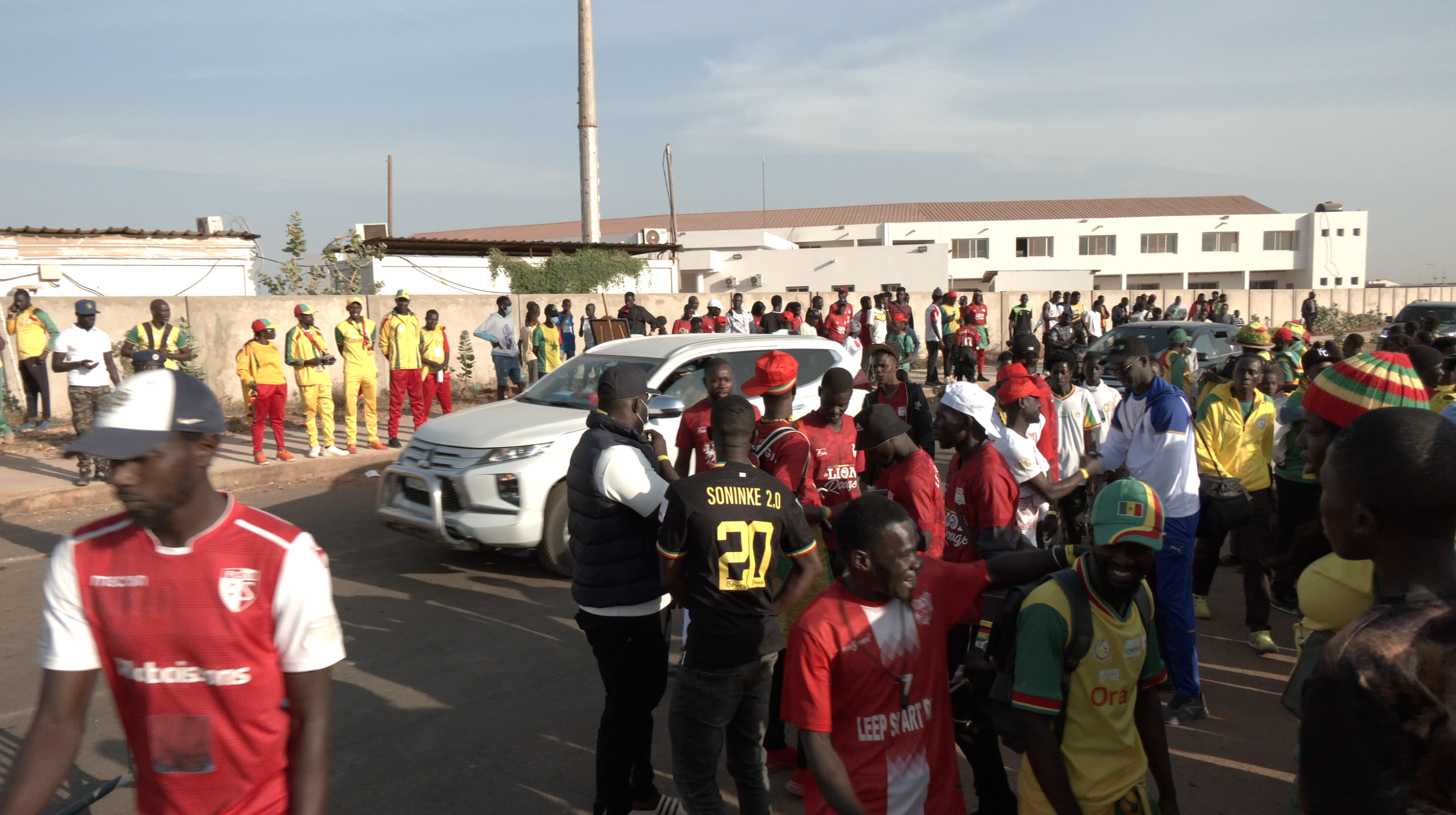 Les groupes de supporters du 12e Gaindé et de l’ASC Lebougui à l’entrée du Stade Abdoulaye Wade, à Diamniadio, près de Dakar.