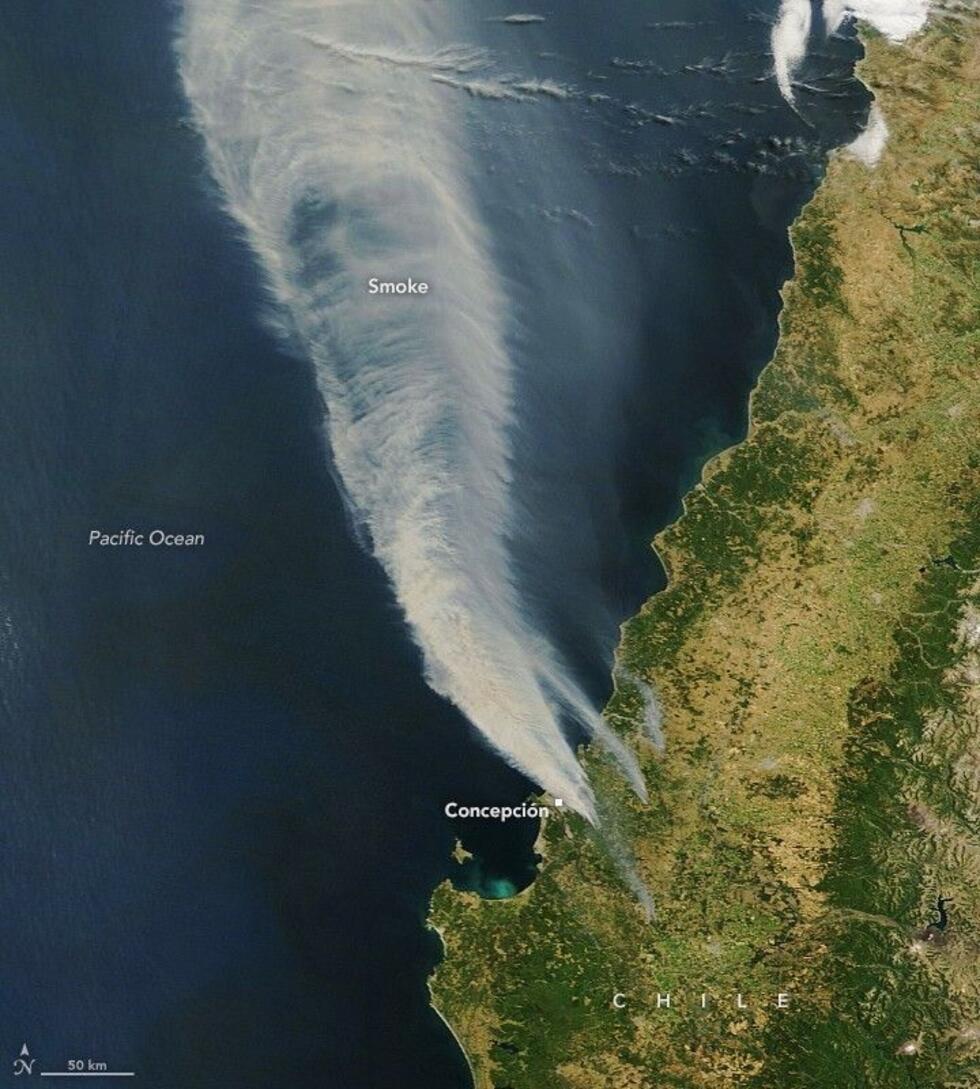 Imagen de satélite que muestra una enorme columna de humo de los incendios forestales en la zona central de Chile. Decenas de miles de personas huyeron en busca de refugio mientras las llamas se propagaban por las regiones de Biobío y Ñuble.