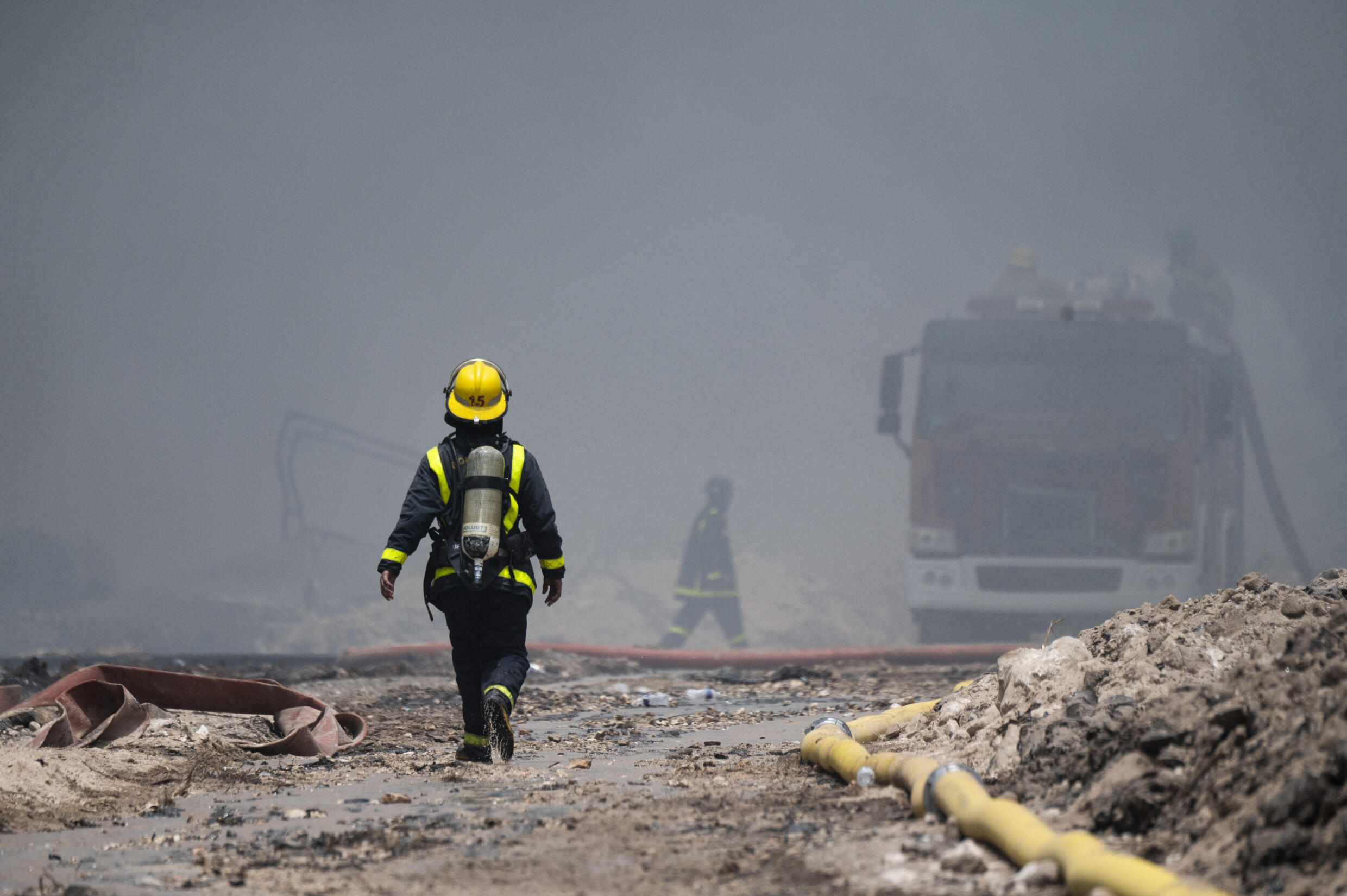 Los bomberos trabajan en el área donde ocurrió el incendio masivo en un depósito de combustible provocado por un rayo en Matanzas, Cuba, el 9 de agosto de 2022.