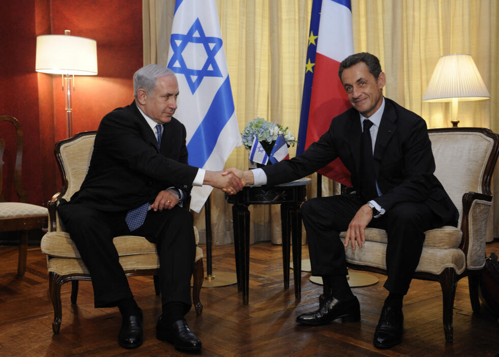 Le président français Nicolas Sarkozy (à droite) serre la main du Premier ministre israélien Benjamin Netanyahu lors d'une rencontre bilatérale en marge de la 66e Assemblée générale des Nations unies,