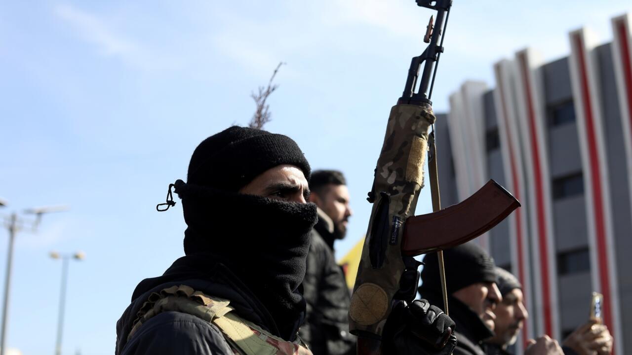 القوات الكردية تفرض حظرا للتجوال في القامشلي قبل دخول قوات الأمن السورية