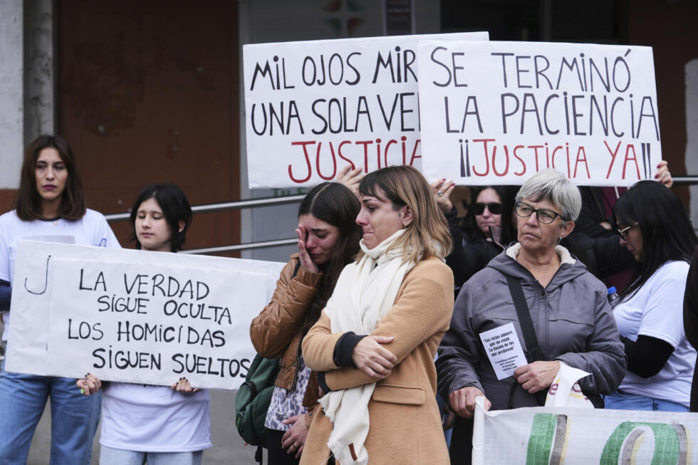 Manifestantes se reúnen frente al hospital Italiano durante una protesta para exigir justicia para las víctimas que fallecieron tras recibir medicamentos contaminados con fentanilo mientras estaban hospitalizadas, en La Plata, Argentina, el jueves 31 de julio de 2025.