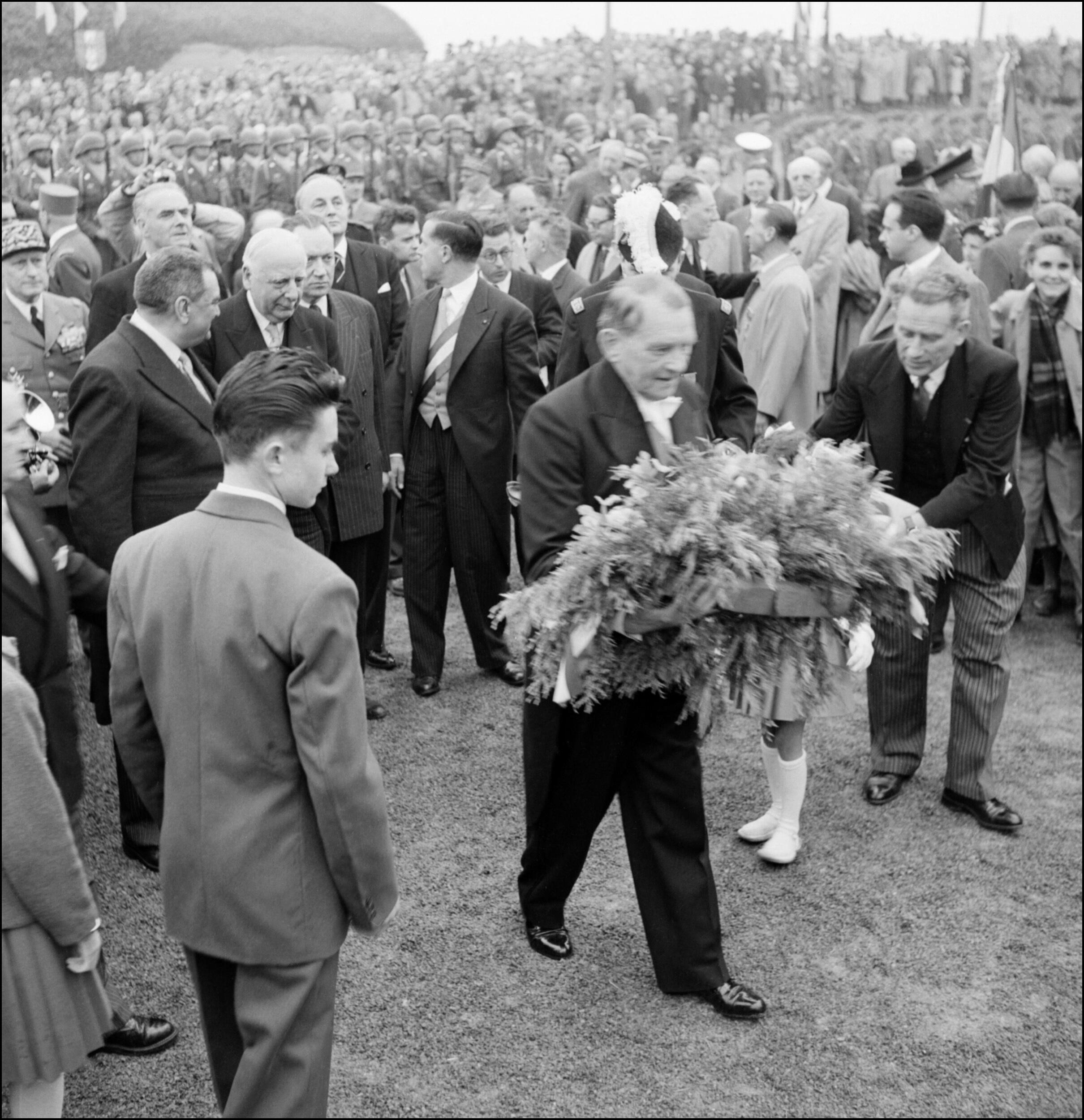 Le président René Coty dépose une gerbe sur une plage de Normandie à Colleville-Montgomery le 6 juin 1954 à l'occasion du dixième anniversaire du Débarquement.