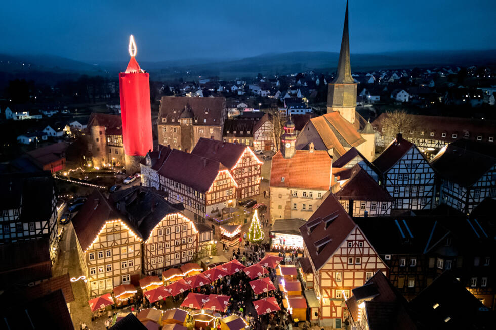 Une tour médiévale recouverte de tissu rouge devient une bougie de 42 mètres de haut illuminant le centre historique de Schlitz, en Allemagne, le samedi 13 décembre 2025.