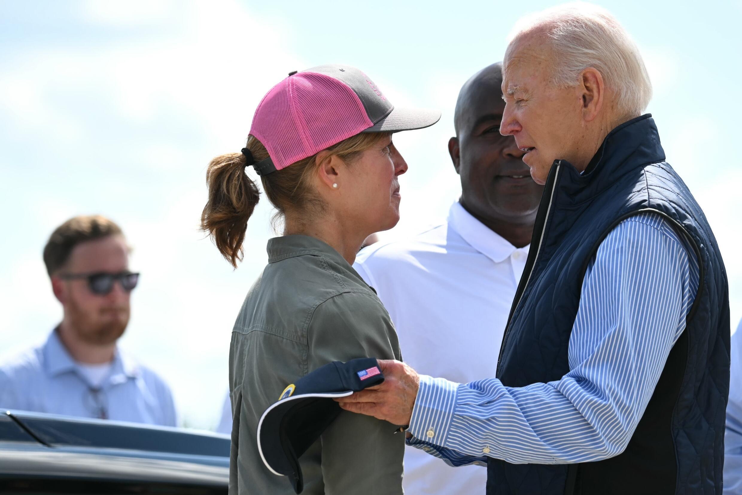 Le président américain Joe Biden (à droite) parle avec Esther Manheimer, la maire de la ville d'Asheville, frappée par l'ouragan Hélène, à son arrivée à l'aéroport de Greenville, en Caroline du Sud, le 2 octobre 2024