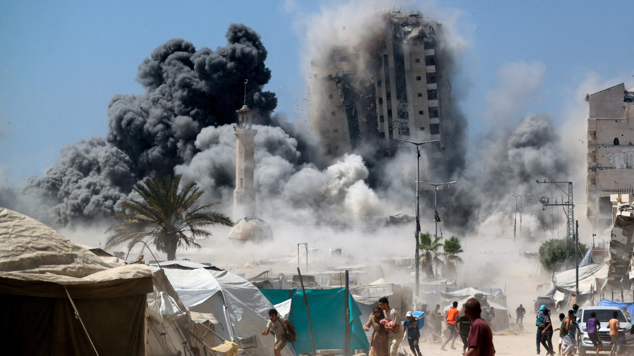Israel bombardea edificio de gran altura en Gaza, mientras advierte que se abren “las puertas del infierno”