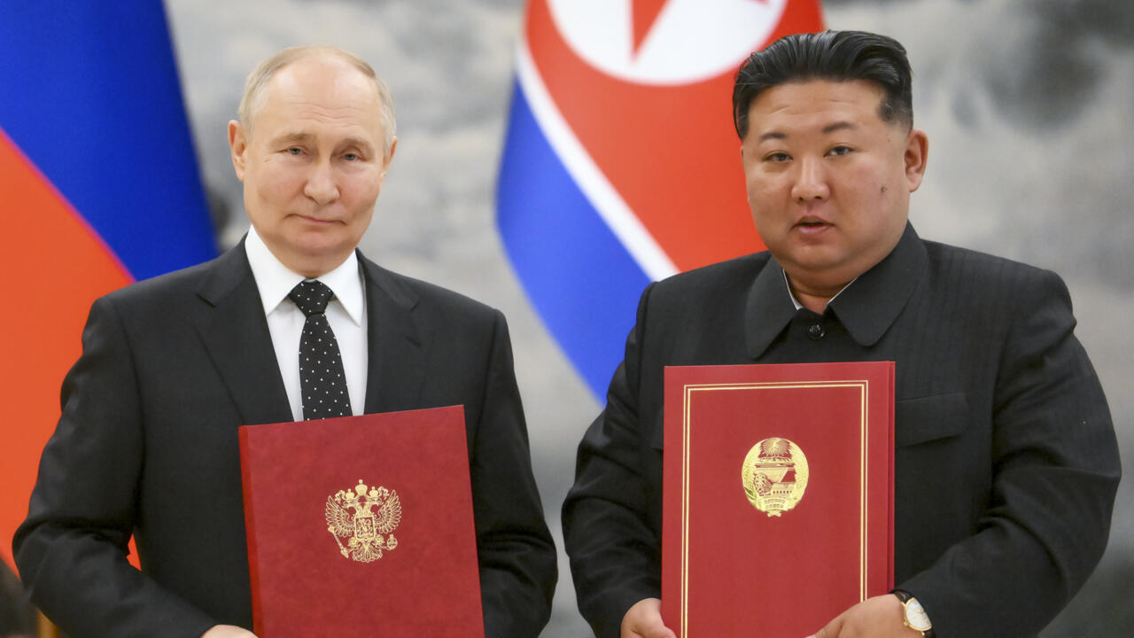 Archivo - El presidente ruso Vladimir Putin, izquierda, y el líder de Corea del Norte Kim Jong Un posan para una foto durante una ceremonia de firma de una nueva asociación en Pyongyang, Corea del Norte, 19 de junio de 2024.