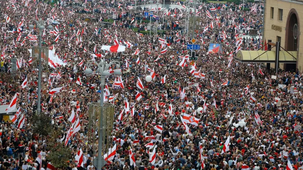 Decenas de miles se reúnen para una protesta en Minsk, Bielorrusia, el domingo 23 de agosto de 2020.