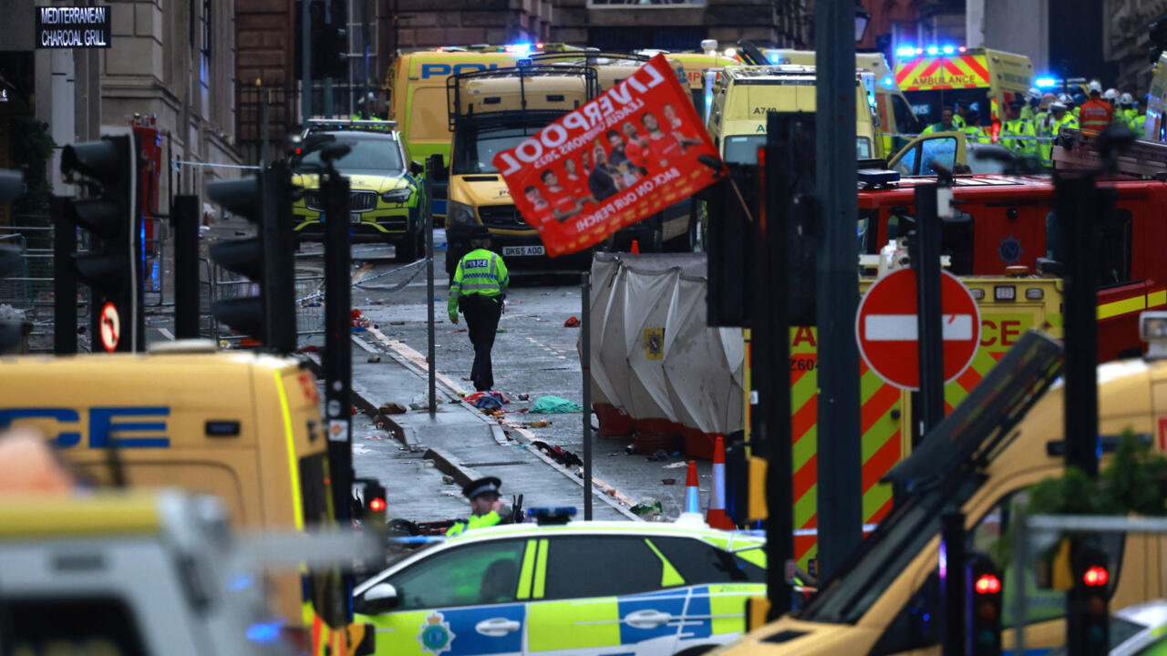 Detienen a un hombre tras arrollar varios peatones, mientras el Liverpool  celebraba la Premier League