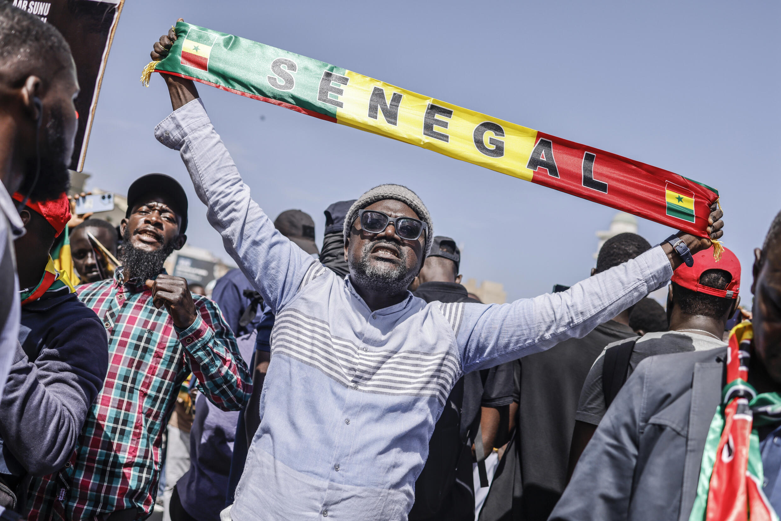 Des milliers d'opposants participent à Dakar à une marche contre le report des élections au Sénégal, le 17 février 2024