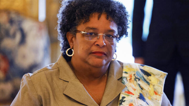 Le Premier ministre de la Barbade, Mia Mottley, participe à une réunion en marge du sommet du nouveau pacte financier mondial, à Paris, le 23 juin 2023.